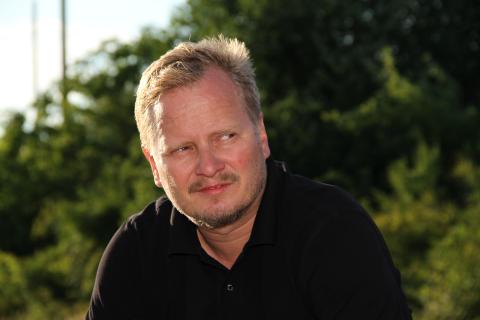 Francis Mohr wuchs in Leipzig auf, lebt heute in Dresden und arbeitet in einer Klinik als Psychotherapeut.
